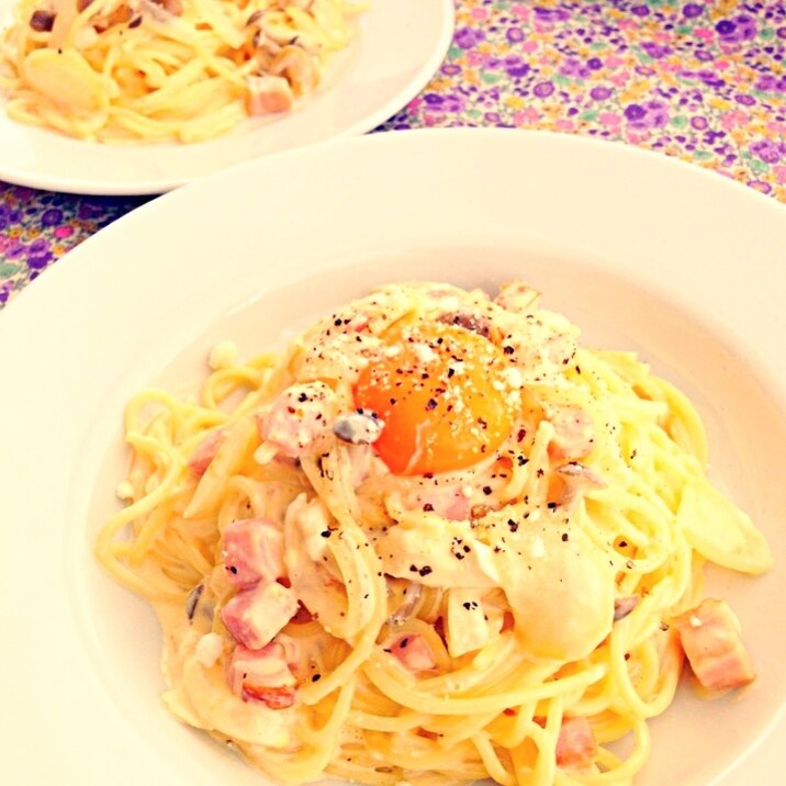 ベーコンと野菜のクリームパスタ♡卵黄のせ